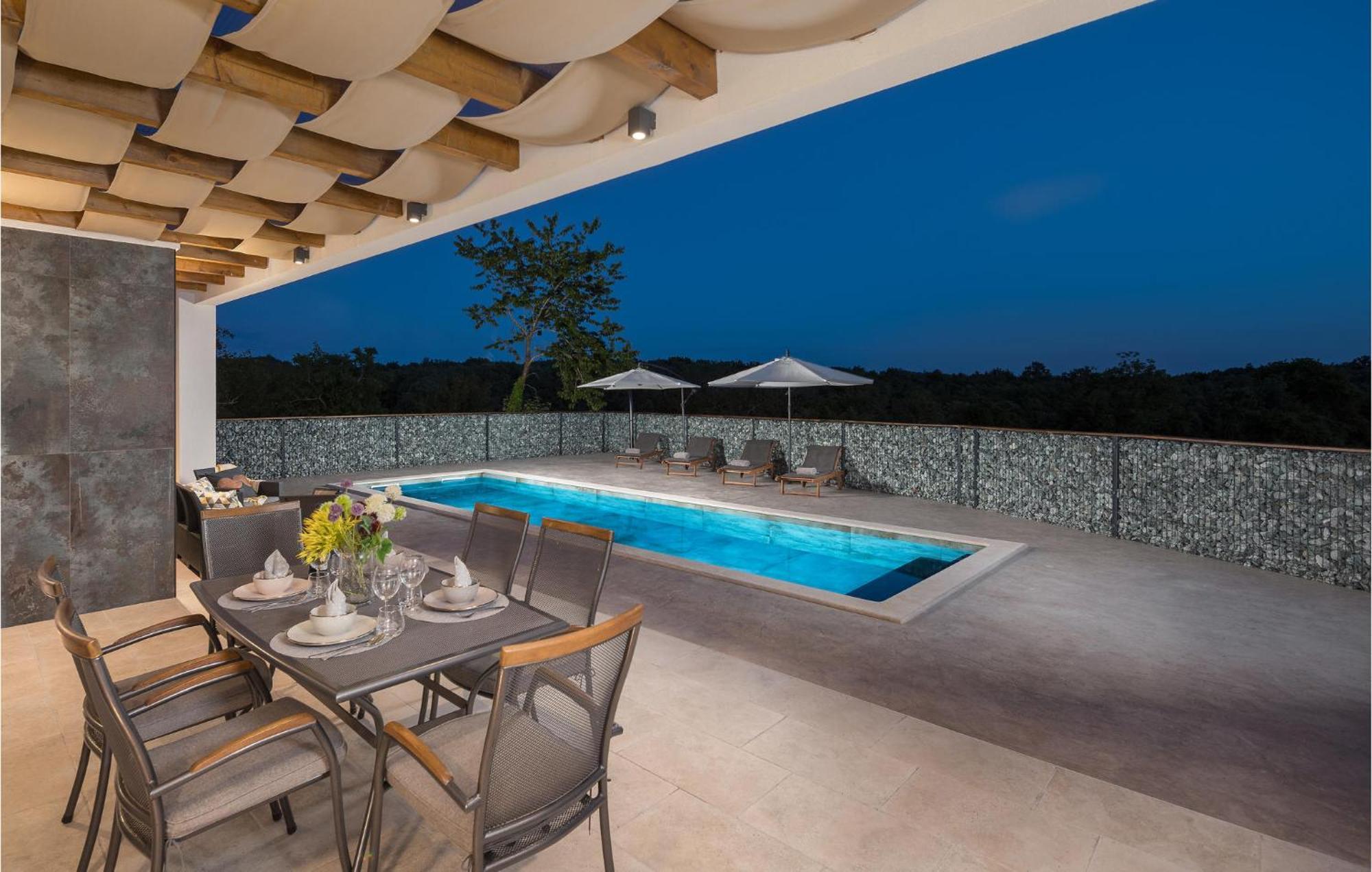 Beautiful Home In Tinjan With Jacuzzi Exterior photo